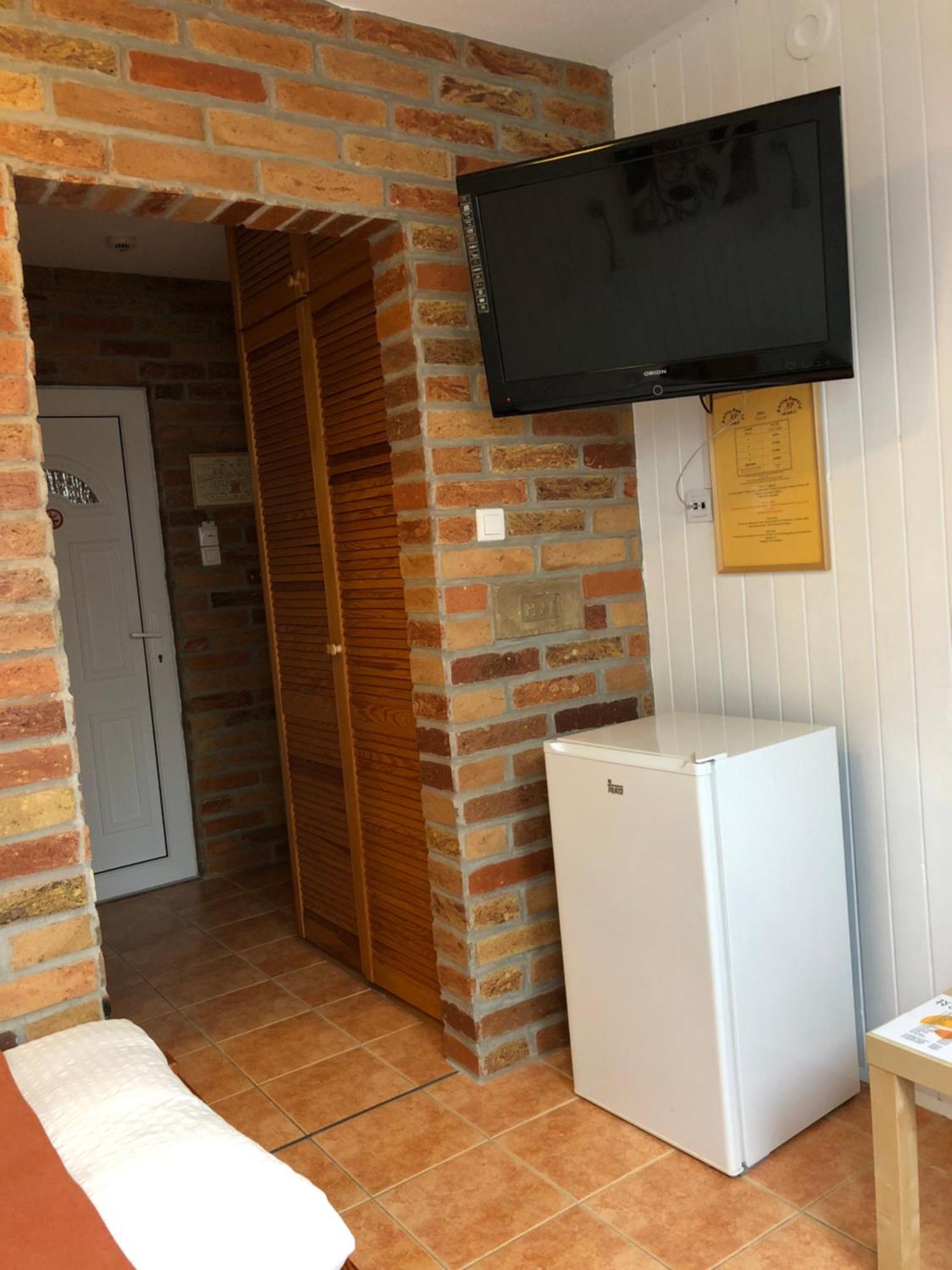 Hotel Autoscsarda Es Panzio Makó Exterior foto